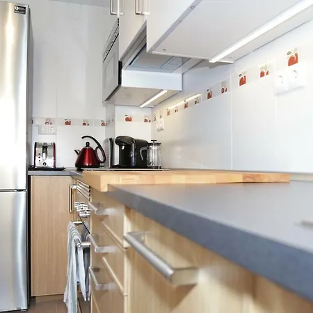 Quiet, Modern Apartment